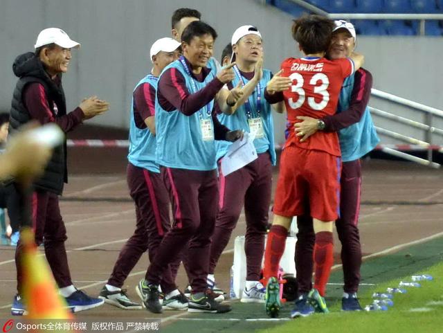 葛优 饰 王战团概念海报中，葛优饰演的王战团站立于巨型刺猬之上，俨然一副俗世奇人的特立独行之态